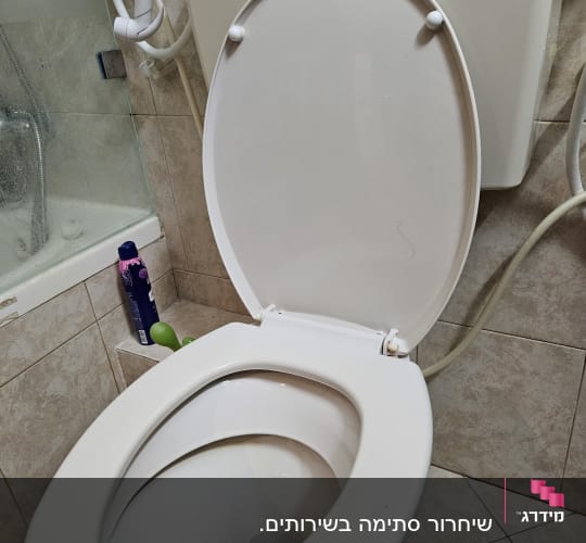 אסלה לבנה עם צינורות מים מחוברים
